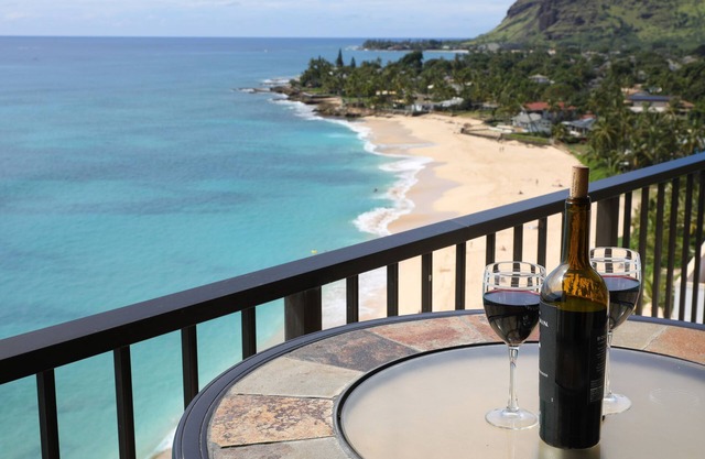 Luxurious corner condo, totally updated Stunning views on wrap around lanai !