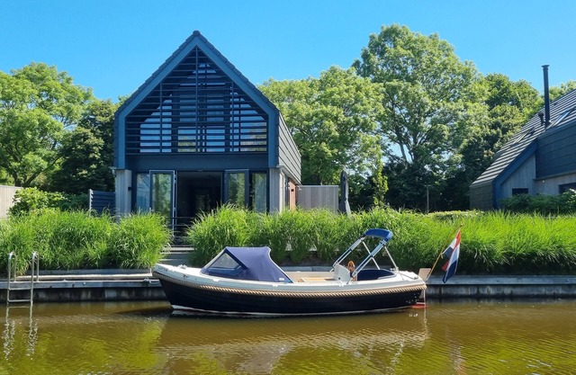 Luxurious detached watervilla with jetty near the lake