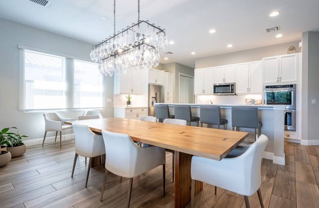 Luxurious Family Home - Spacious Kitchen & BBQ
