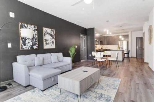 Luxurious King 2BR Suite in North Raleigh!