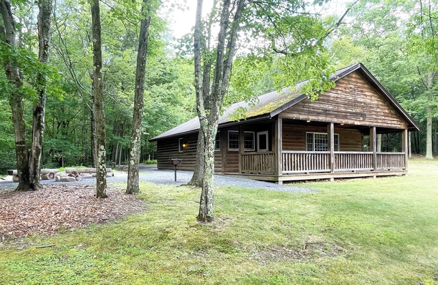 Luxurious Lake View Log Cabin with Firepit in the Poconos