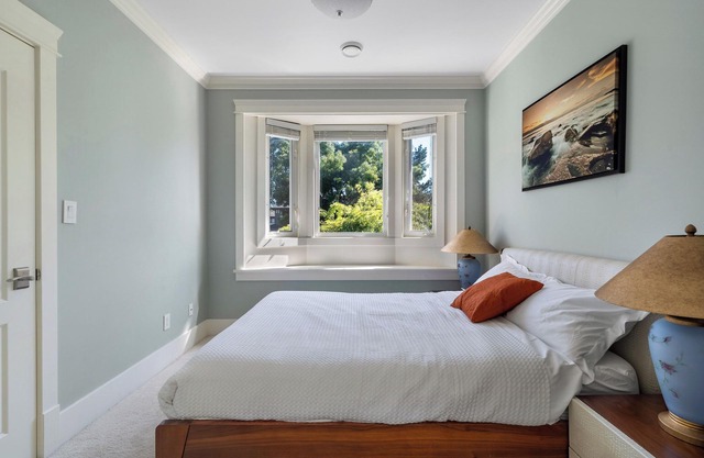 Luxurious Multi-Family Home 10 Mins to Downtown, Kits Beach and Granville Island