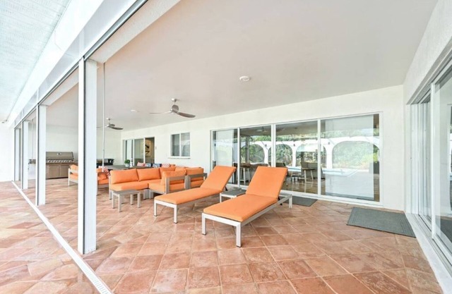 Luxurious Naples Home. Heated Pool. Mins to Beach.