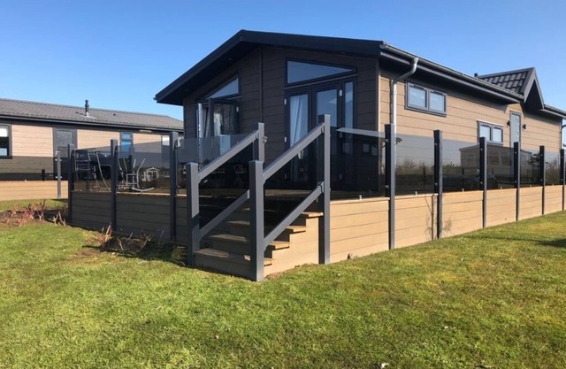 Luxurious Oakwood Lodge with Lake View and Glorious Balcony Sunsets