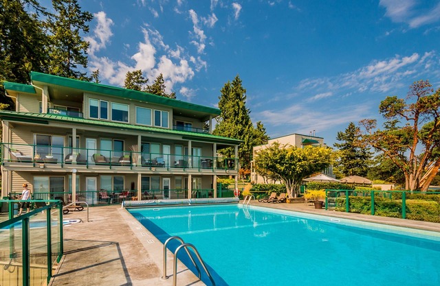 Luxurious Oceanfront Condo - panoramic ocean views - hot tub, pool and dock