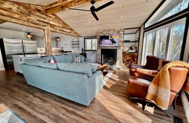 Luxurious pet friendly 4-bedroom cottage in Coe Hill with year round hot tub