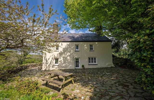 Luxurious Three Bedroom Farmhouse with Sea Views in Llanystumdwy | Bryn-Du