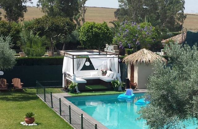 Luxurious villa. Private pool & tennis courts. Subway