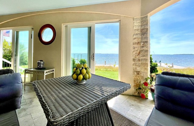Luxurious Waterfront Retreat: Unwind in Hamptons Paradise