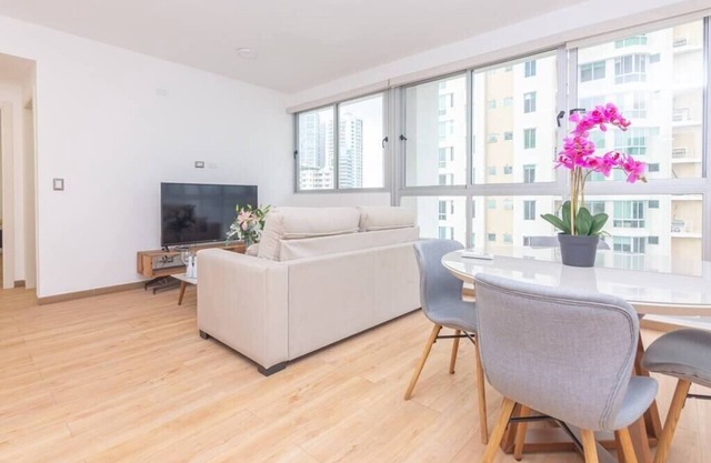 Luxury 1 bedroom apt with free parking