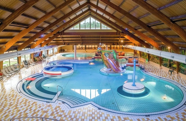Luxury 10-person bungalow in the holiday park Landal Coldenhove