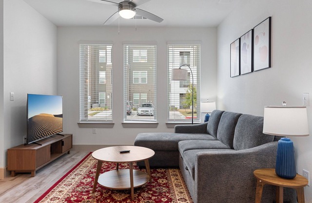 Luxury 1BD/1BA Next to Airport 8653