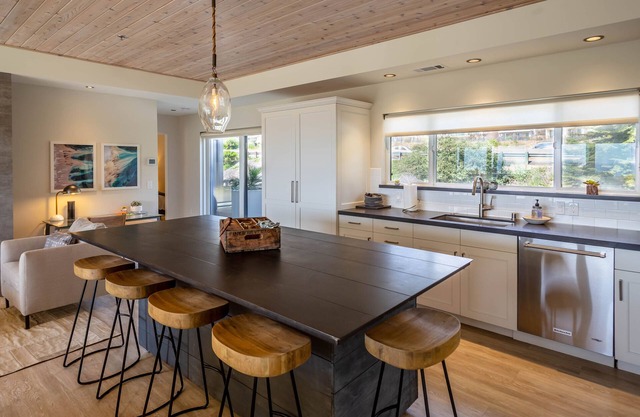 Luxury 2 Bed/2 Bath Penthouse in Shell Beach, Overlooking the Coast with.