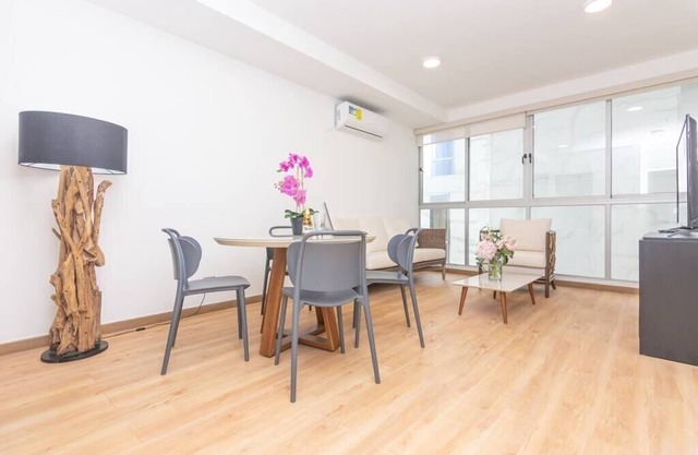 Luxury 2 bedroom apt free parking