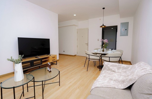Luxury 2 bedroom apt with free parking