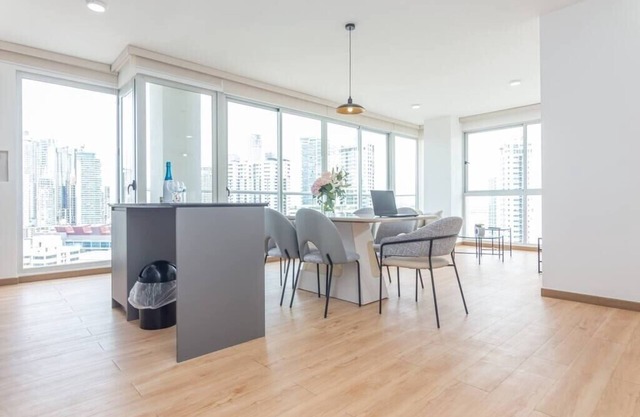 Luxury 2 BR apt free parking ocean balcony