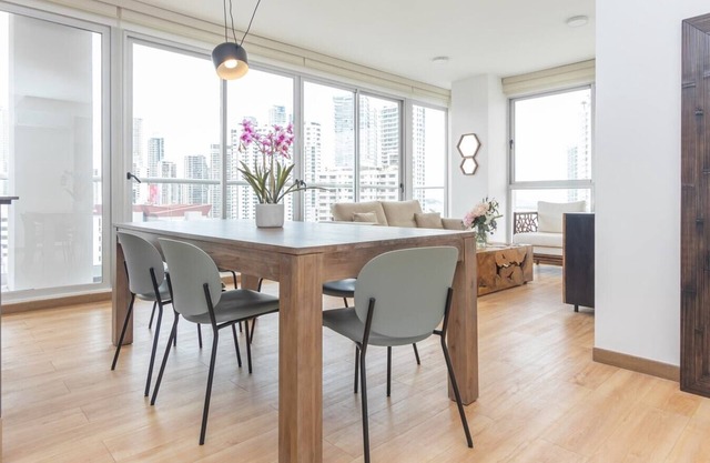 Luxury 2 BR apt with free parking and balcony