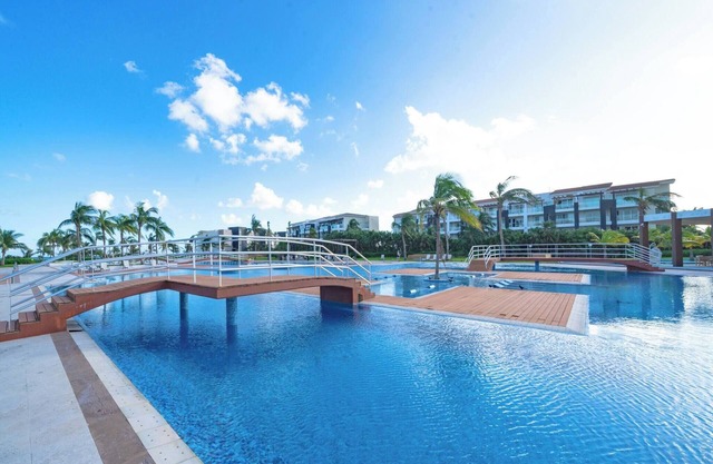 Luxury 2 BR Condo Jacuzzi & Pool - Mareazul