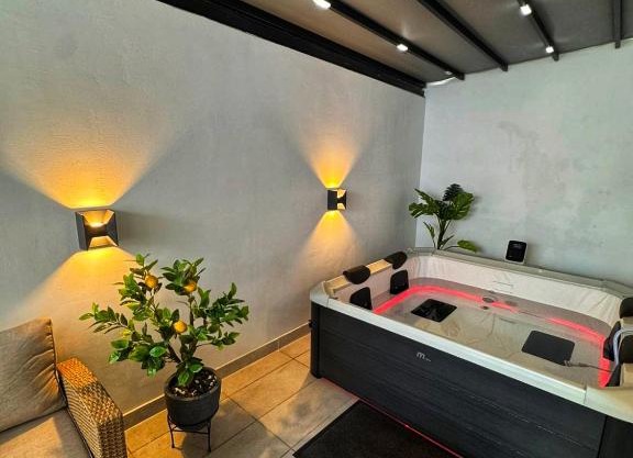 Luxury 2 storey 2bedroom condo with Private Jacuzzi & patio - Athens