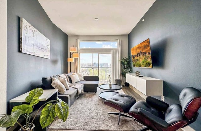 Luxury 2BD | Deep Ellum | Free Parking | Pool+Gym