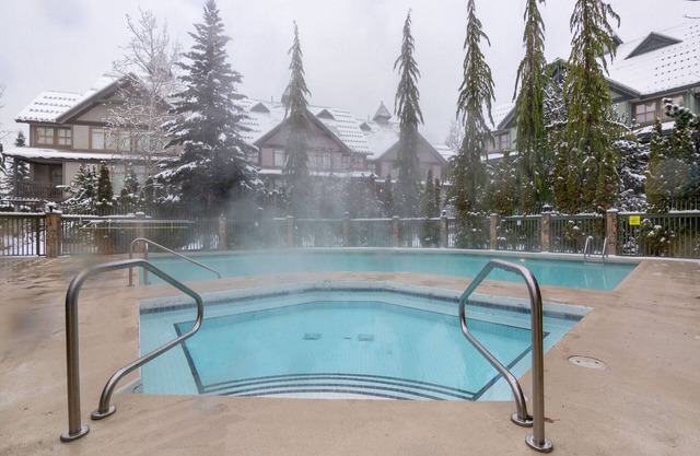 Luxury 2BR/2BA Townhouse- Pool, HT, Secure Bike Storage