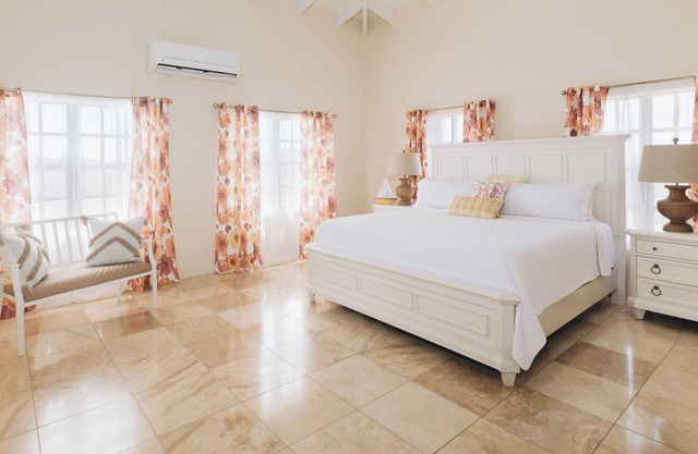 Luxury 3,000SF, 6 guests, 3 BR, 3 BA, Free Wi-Fi, AC, 5-10 Min beaches.