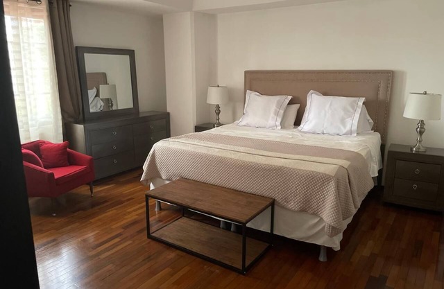 Luxury 3-Bdrm Apartment with Air Conditioning in Zone 10, Great location.