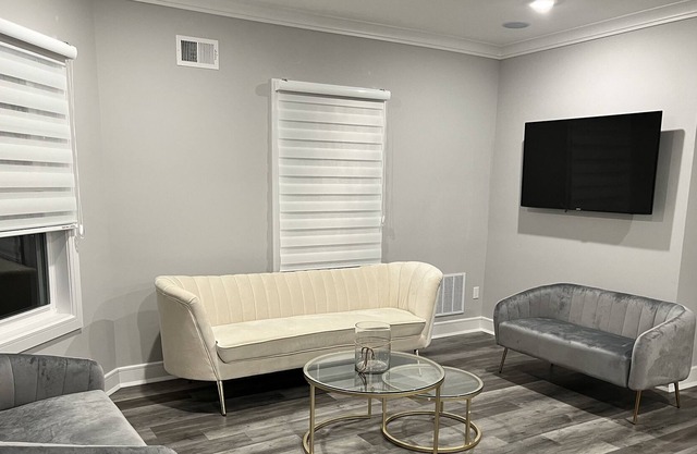 Luxury 3 Bedroom Apartment Downtown , Next to Train & Bus to NYC