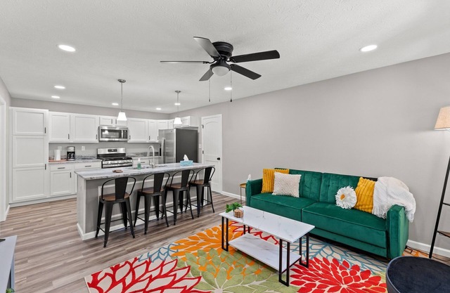 Luxury 3-bedroom house with WiFi, AC, Hottub.
