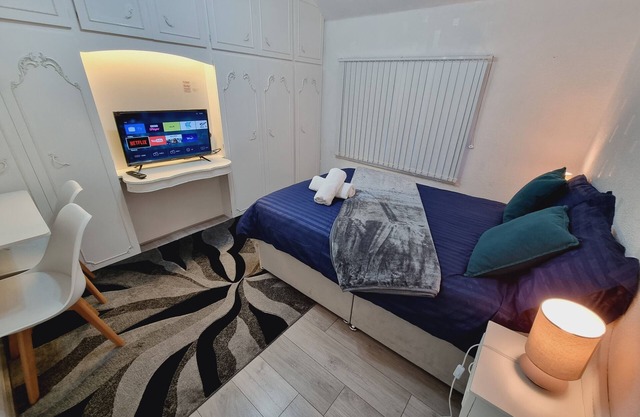 Luxury 3 Bedrooms, 3 Bathrooms, Entire House, Parking, WiFi & Garden.