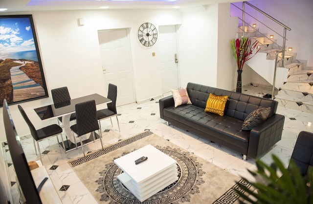 Luxury 3 Bedrooms Apart-24Hrs Elect/WIFI/Security 3 Bed Abuja (Black)