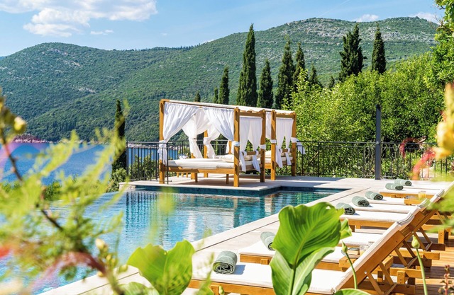 Luxury 4 BD 4BT villa for 8 guests with infinity pool and private beach