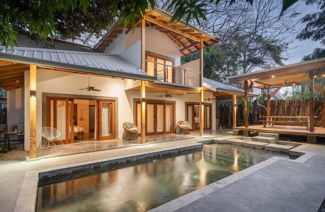 Luxury 4 Bedroom Home - steps to beach in Nosara