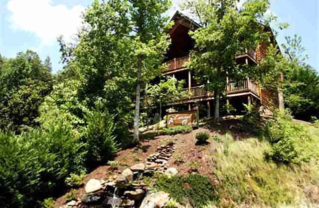 Luxury 4 King Suites, 4 Bath Log Cabin Close to Town & Trolley