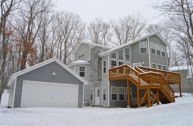 Luxury 4BR Chalet - Walking Distance to Lake and 8 min to Skiing/Lodge