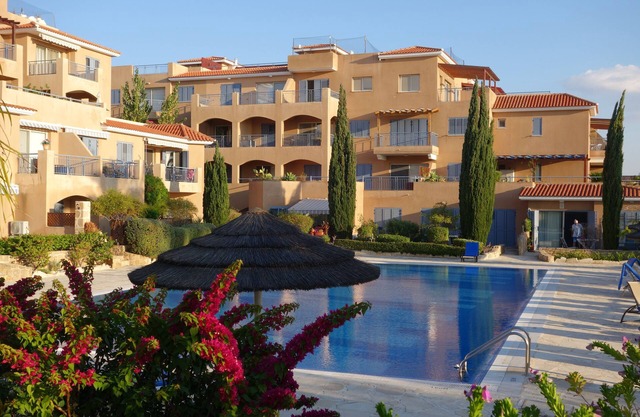 Luxury Aptmt, Seaview Sunset, Large Pool, free Wi-Fi, UK-TV