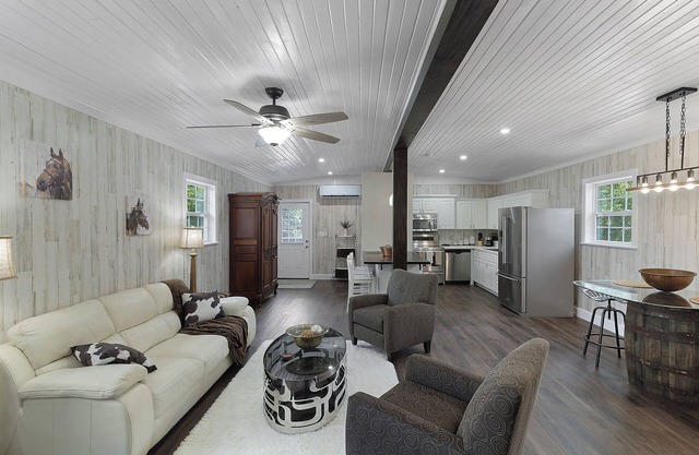 Luxury Barn Apartment in charming Howey-in-the-Hills - Best of Both Worlds!