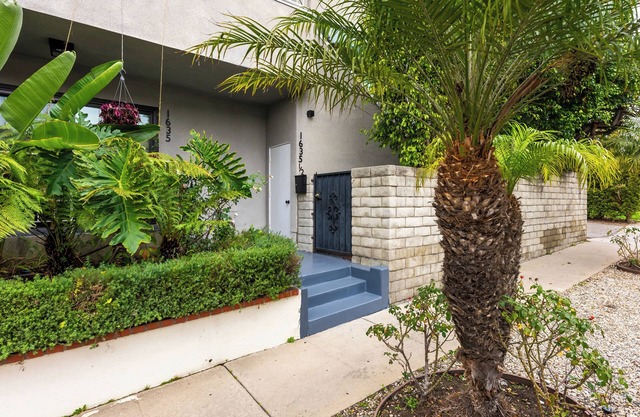 Luxury brand new 1 BDR Beverly Hills adjacent fully furnished with AC and wifi