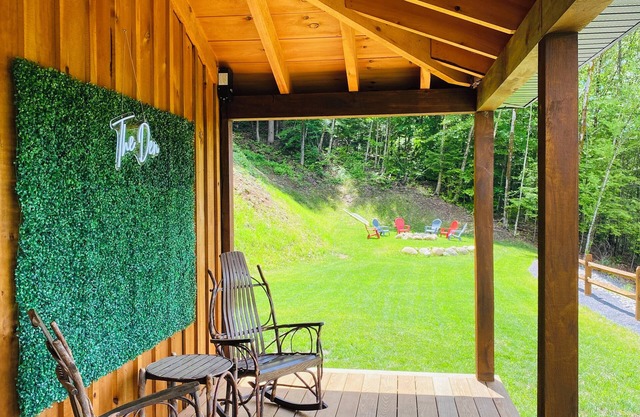 Luxury cabin on private drive. Fall foliage at its finest, waterfront access.