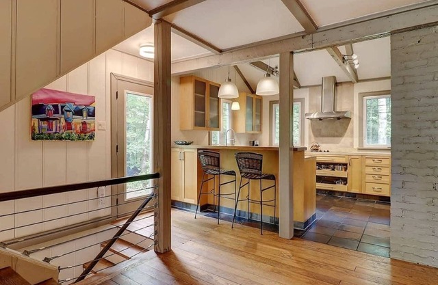 Luxury Chalet Austin: Hot Tub, Lake & Mountain View