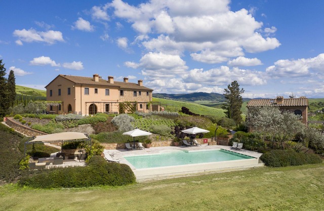 LUXURY COTTAGE WITH POOL & BREATHTAKING VIEW - NEXT TO A GOLF COURSE (MORAIOLO)