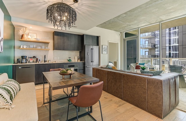 Luxury Downtown Austin condo with Rooftop Pool, Private Balcony with Lake View