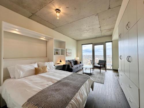 Luxury East Side Studio Apt Near Brady St with Balcony