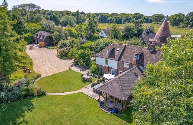 Luxury Farmhouse with Hot Tub, pool (seasonal), tennis, bar and kids play area.