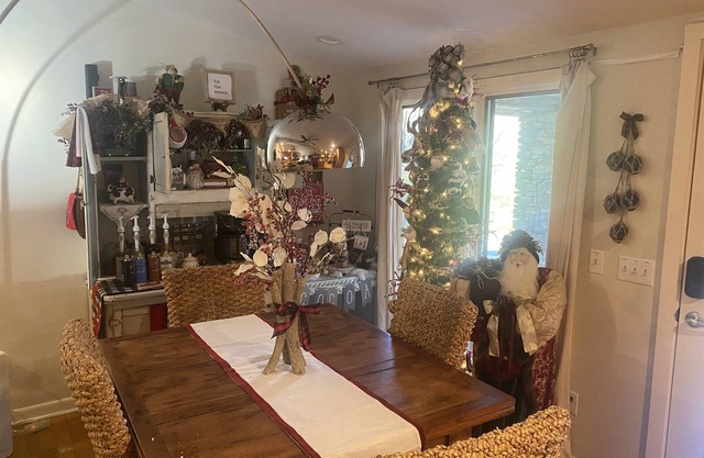 Luxury home, fishing resort with fire pit, coffee bar, pool and hot tub. Pets OK
