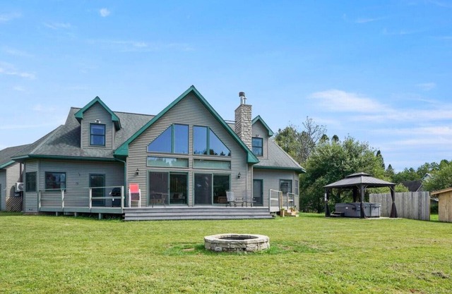 Luxury Home, Hot tub, Game Rm, Sauna, Near trails