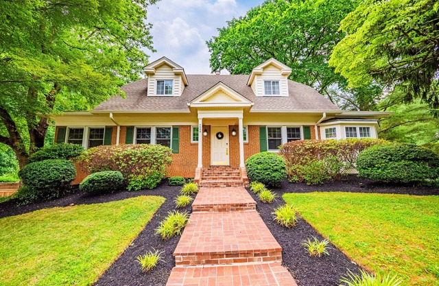 Luxury Home in Vienna, VA I Private Yard I Gym I 30 Day Minimum
