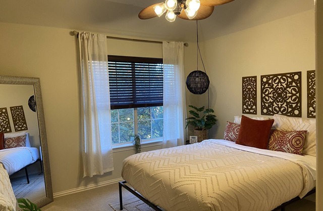 Luxury Home updated kitchen/Spa Bathrooms/and Grand Theater for movie night!