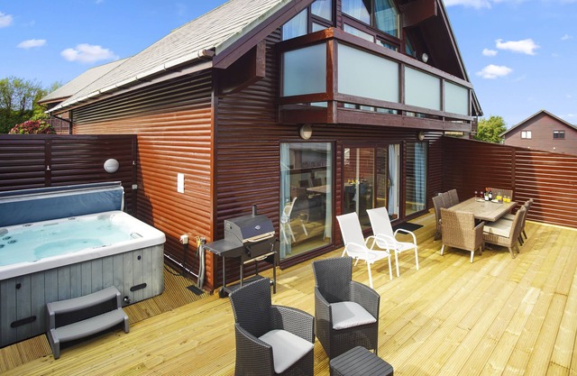Luxury hot tub Lodge at Retallack nr. Padstow & Newquay