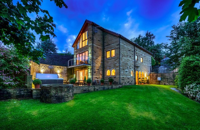Luxury House & Family Retreat Sleeps 12 with Private Hot Tub